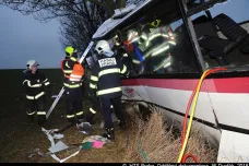 U Prahy havaroval autobus, tři lidé zemřeli, 45 cestujících je zraněných