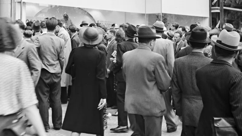 Praha v květnu 1942: Na Václavském náměstí se houfují lidé před výkladní skříní s vystaveným kolem Jana Kubiše