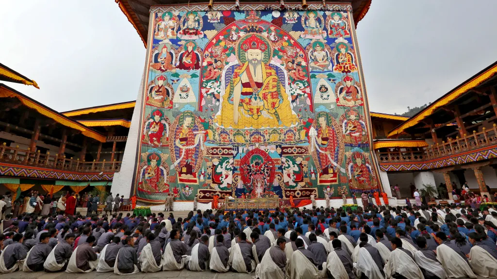 Modlící se studenti v Bhútánu