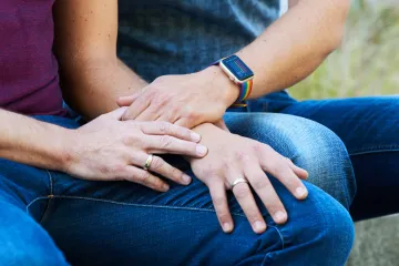 Ombudsmanka doporučuje rychlé přijetí zákona o manželství pro páry stejného pohlaví