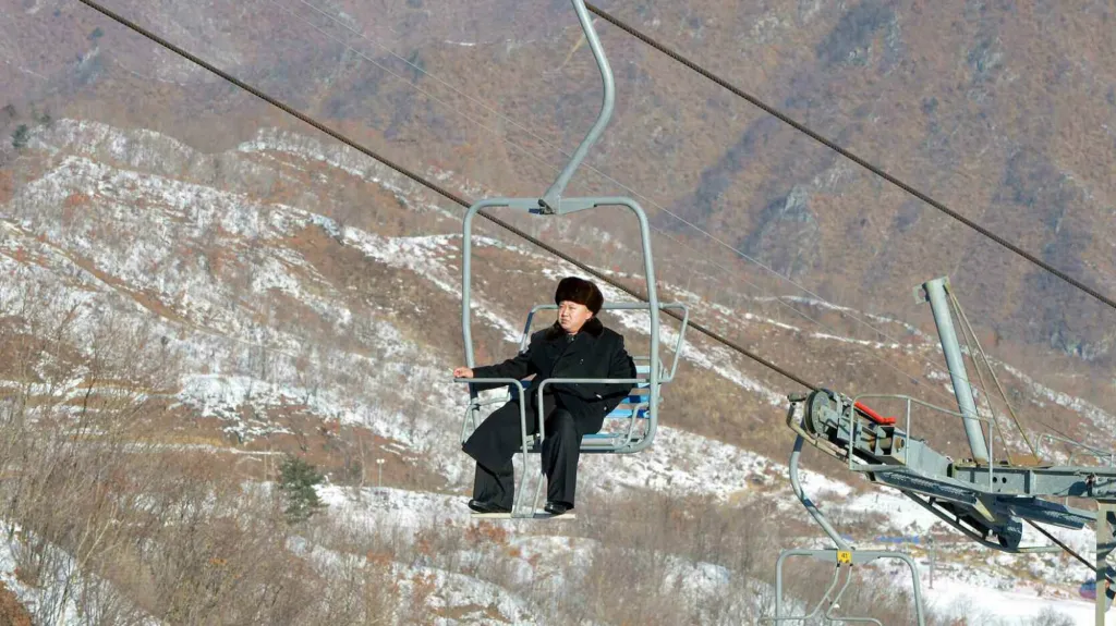 Kim Čong-un na horách: Bez lyží, zato s cigaretou