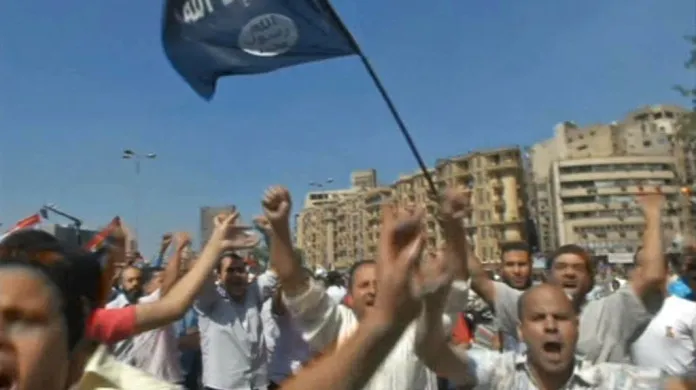Na Tahríru se střetli Mursího odpůrci a příznivci