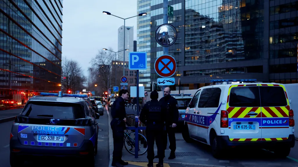 Policie zajišťuje prostor po incidentu v obchodní čtvrti La Défense