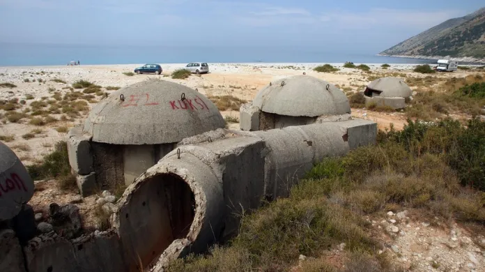 Albánské bunkry postavené za komunistického režimu