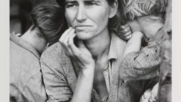 Symbolem hospodářské krize se stal snímek Dorothy Langeové s názvem Migrující matka, který autorka pořídila pro Farm Security Administration (Hospodářská bezpečnostní správa) v rámci vládního programu New Deal v roce 1936. Jde o matku (32 let) sedmi dětí migrující za prací na zemědělských farmách po západě USA