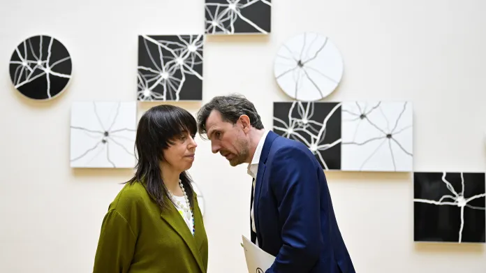 Žanna Kadyrova a kurátor Björn Geldhof na výstavě Unexpected