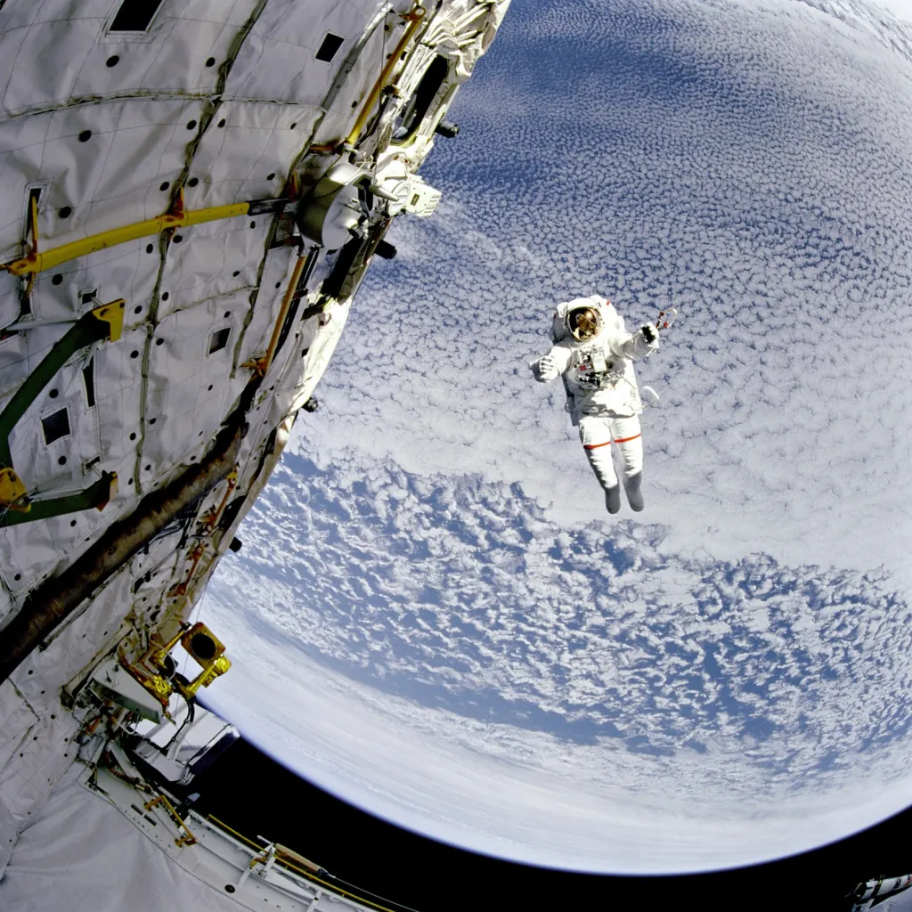 16. září 1994 vystupuje do kosmického prostoru astronaut Mark Lee, který testuje nový systém zjednodušené pomoci pro záchranu systému EVA (SAFER)