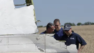 Experti z Austrálie a Nizozemska na místě zřícení malajsijského letadla
