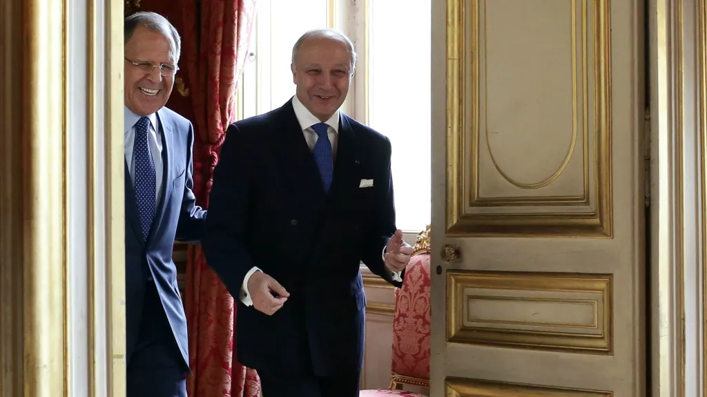 Sergej Lavrov a Laurent Fabius během schůzky v Paříži
