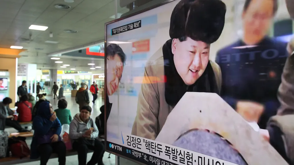 Kim Čong-un ve zprávách vysílaných na nádraží v Soulu