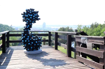 Sculpture Line expanduje: Plzeň zasáhl meteorit, na Olomouc číhá chobotnice