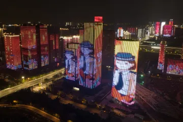 Lidé smějí poprvé od konce ledna opustit Wu-chan, Johnson zůstává na jednotce intenzivní péče