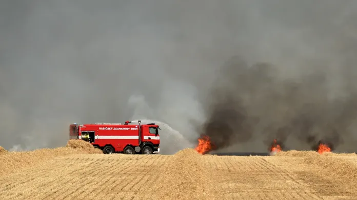 Hasiči řeší požár na poli v obci Rokytá u Mnichova Hradiště