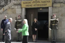 Princ Edward na závěr návštěvy Česka uctil památku československých parašutistů