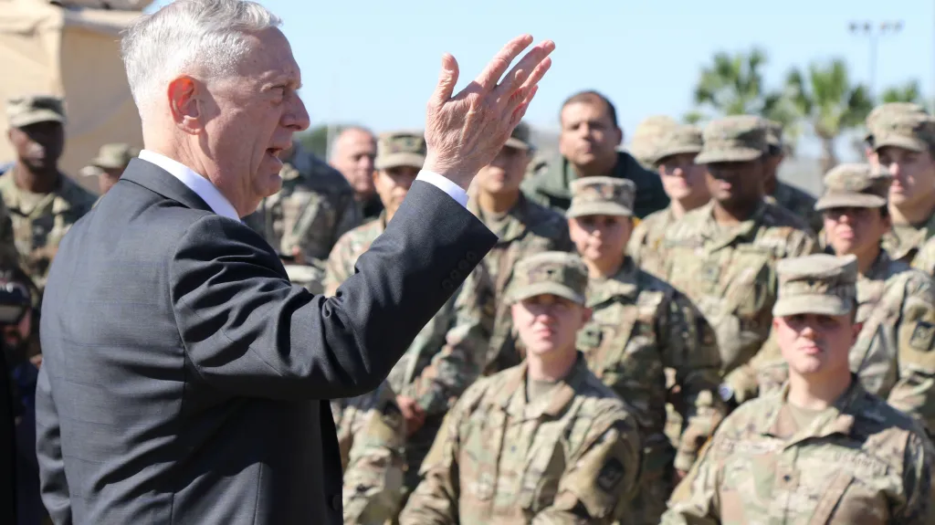James Mattis mluví s vojáky na základně v Texasu