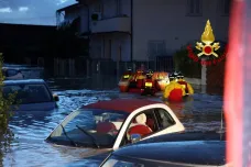 Bouře Ciarán zasáhla Toskánsko. Příval vody odnášel auta, zemřelo nejméně šest lidí