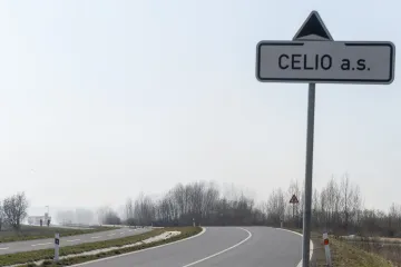 Ze sudů na skládce u Litvínova unikal nebezpečný odpad. Hejtman svolal bezpečnostní radu