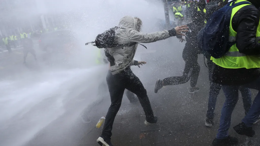 Protest v centru Bruselu se zvrhnul v potyčky s policií