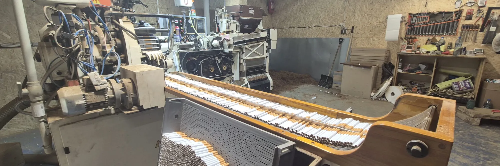 32 tun tabáku a 15 milionů cigaret. Celníci odhalili výrobnu