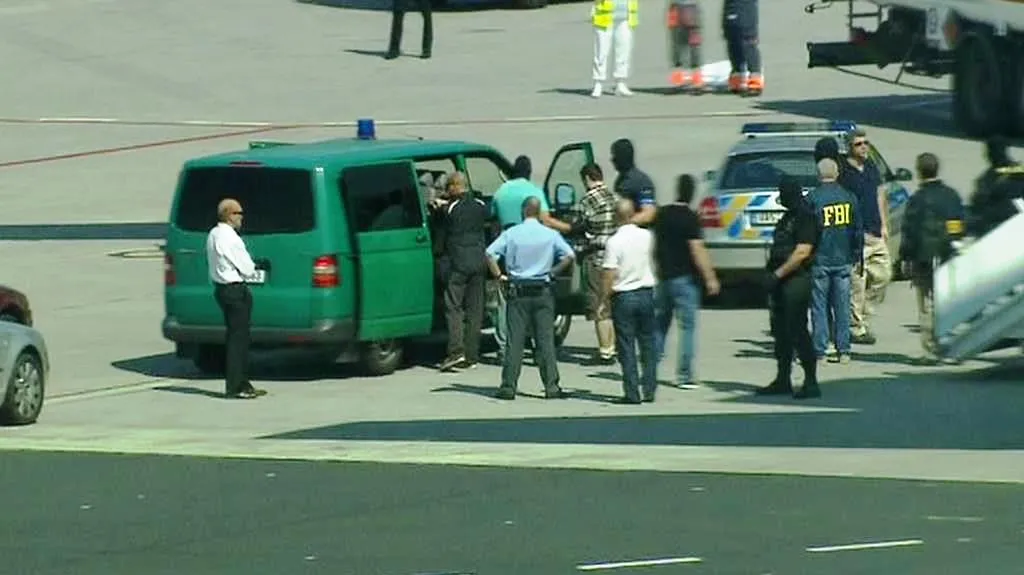 Policie eskortuje Kevina Dahlgrena z letiště Václava Havla