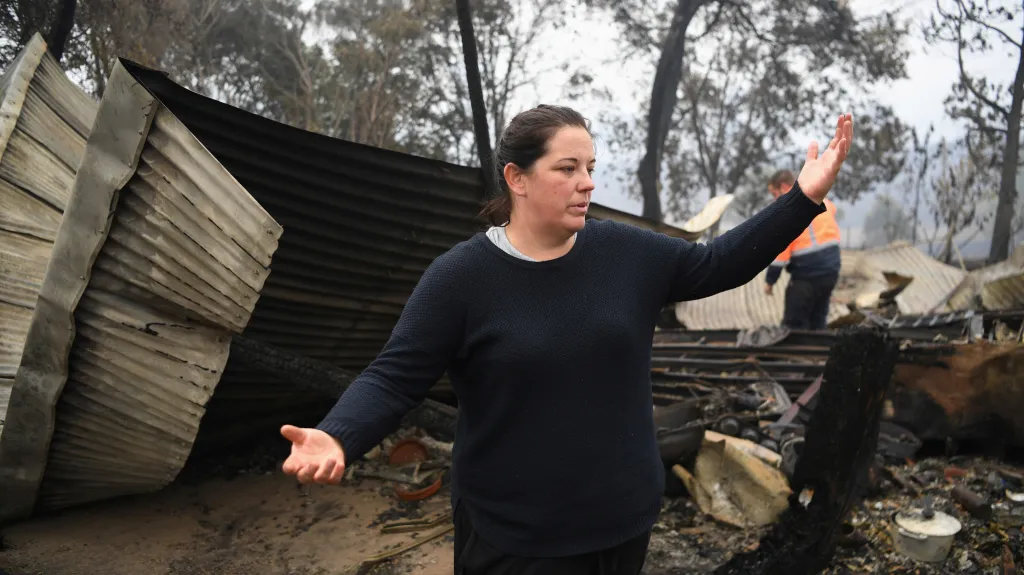 Australanka obhlíží svůj spálený pozemek