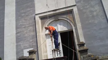 Na věž vanovického kostela se vrátil opravený ciferník