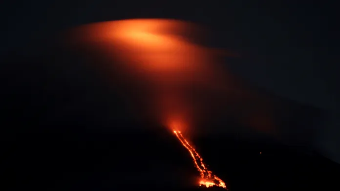 Filipínská sopka Mayon hrozí erupcí