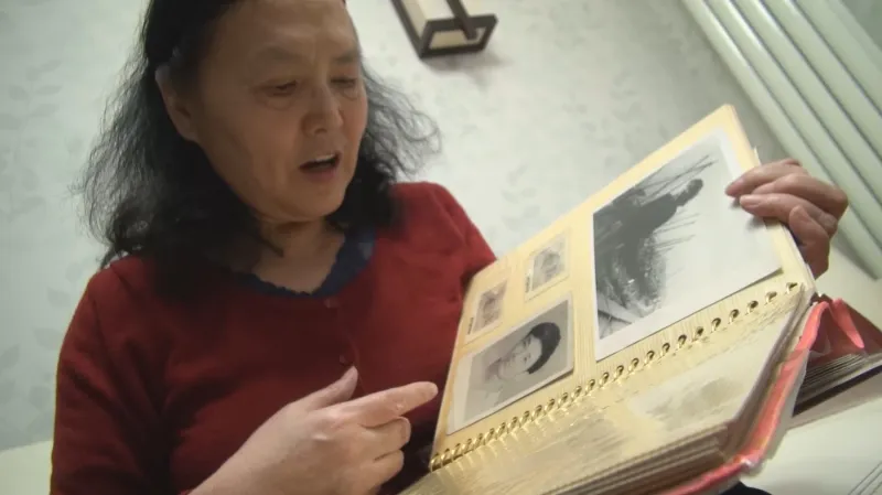 Jou Wej-ťie s fotografiemi manžela