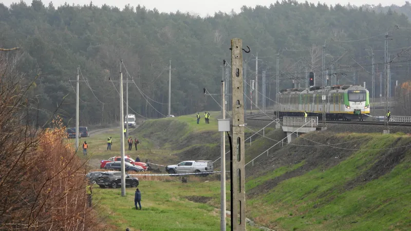 Místo výbuchu na železniční trati Varšava–Lublin u obce Mika, Polsko (16. listopadu 2025)