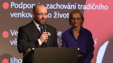 Předseda hnutí STAČILO! Daniel Sterzik a europoslankyně Kateřina Konečná (KSČM)