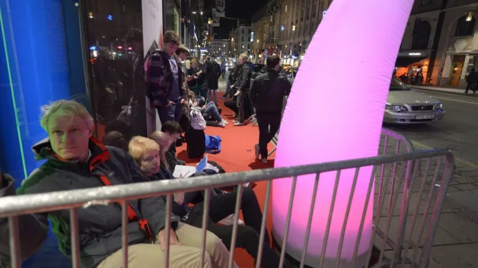 Nedočkavci čekali na zahájení prodeje iPhonu 5 i ve švédském Stockholmu