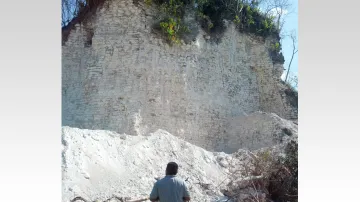 Zničená mayská pyramida Nohmul v Belize
