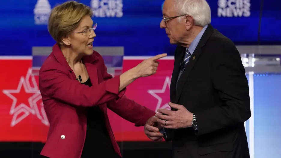 Elisabeth Warrenová a Bernie Sanders během debaty v Charlestonu