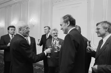 Husák končí: Do Strakovky posílá Čalfu s disidenty v zádech