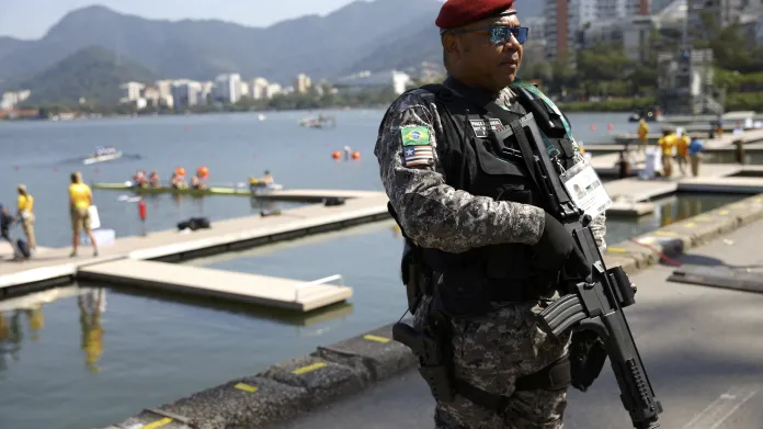 Příslušník brazilských bezpečnostních sil stráží veslařskou regatu