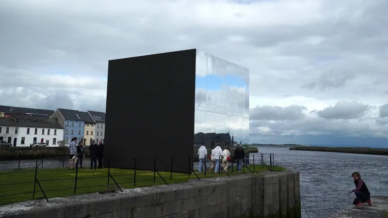 Zrcadlový pavilon irského umělce Johna Gerrada ve městě Galway (2020)
