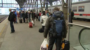 Cestující čekající na vlak