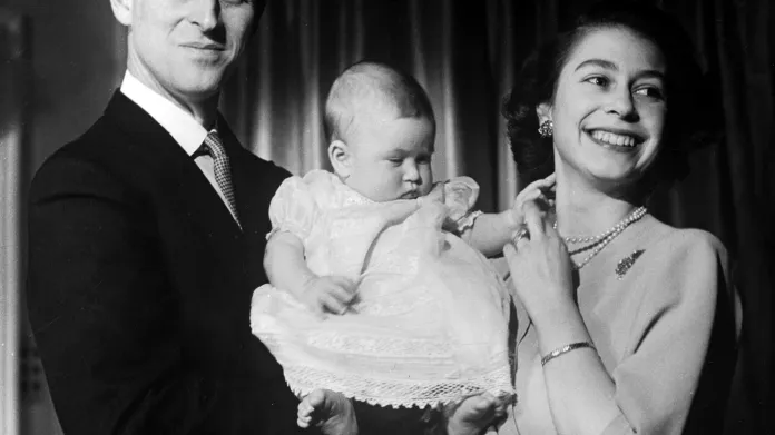 Princ Philip a princezna Alžběta s malým Charlesem