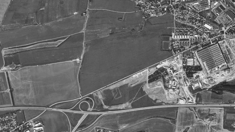 Dvě Prahy: Nejmladší rostoucí čtvrtí po roce 1989 je Zličín. Rozdíl ukazují letecké fotografie z roku 1989 a 2019 vpravo