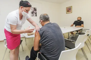 Ve středu v Česku testy potvrdily 235 případů koronaviru, Babiš zatím nechce povinné očkování