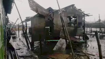 Tajfun ničil na Filipínách domy