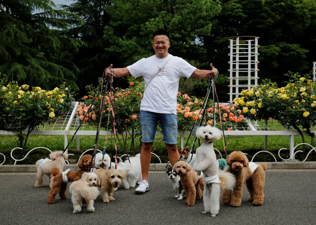 Nobuaki Moribe (37), majitel salonu pro zvířata, je zachycen během procházky do parku Jojogi. „Virus je tu a zůstane. Lidé by se ale neměli vzdávat,“ řekl Moribe. „Chci vidět aktivní lidi, kteří jdou za svým cílem a sny.“