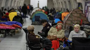 Lidé v úkrytu v metru během ruského útoku na Kyjev (25. listopadu 2025)