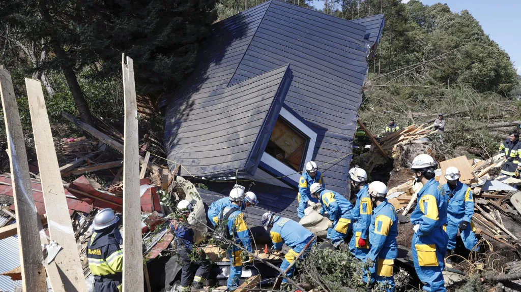 Japonsko zasáhlo silné zemětřesení, provázely ho sesuvy půdy
