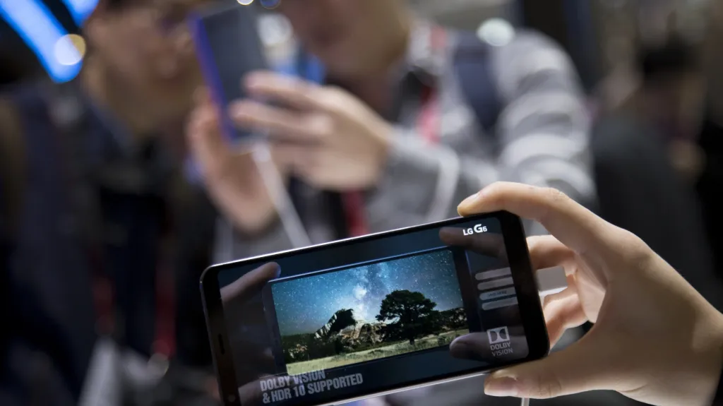 Návštěvníci zkouší na barcelonském veletrhu nový LG G6.