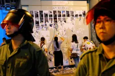 Příznivci Číny ničili hongkongské Lennonovy zdi, symbol odporu proti vládě