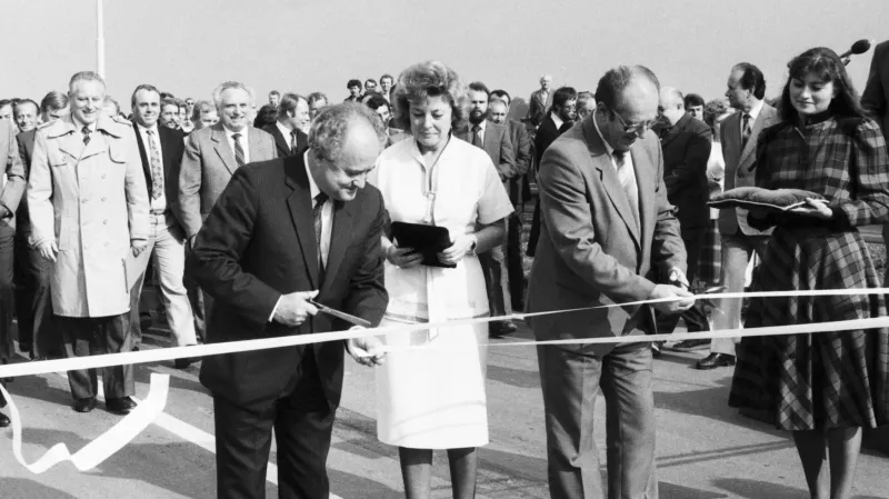 Druhý úsek Pražského okruhu byl zprovozněn současně s první částí dálnice D11. Jak uvádí ČTK, slavnostního otevření se zúčastnili ministr dopravy ČSSR Vladimír Blažek, ministr stavebnictví ČSR Karel Polák, primátor hl. m. Prahy František Štafa či předseda KNV Středočeského kraje Pavel Páv.