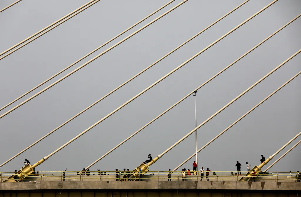 Nově otevřený most Signature Bridge přes řeku Yamuna v Novém Dillí, Indie