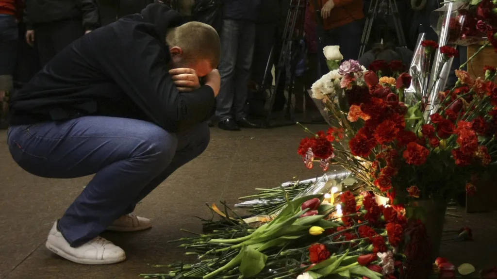 Truchlící nad oběťmi teroristického útoku v Moskvě