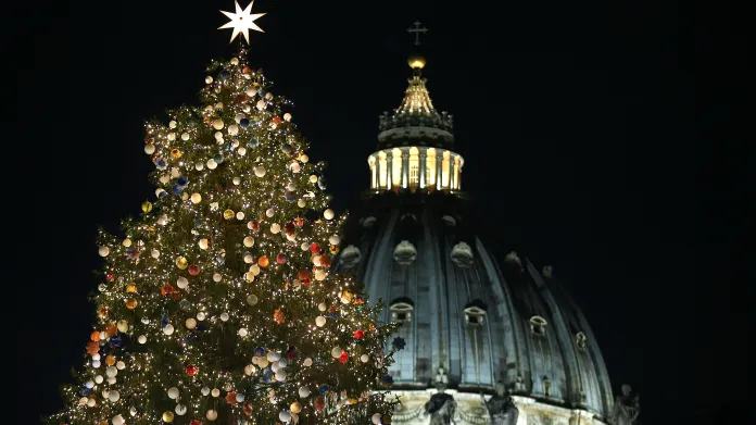 Vánoční strom na Svatopetrském náměstí ve Vatikánu